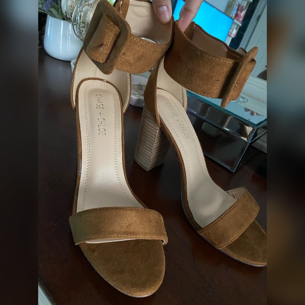 Block heel shoes